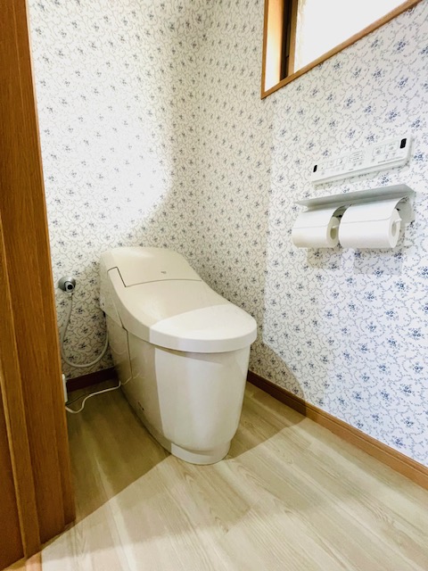 トイレ交換・フローリング補修と張り替え